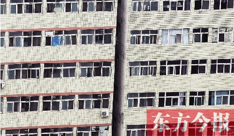 鄭州市城中村眾多類似這樣火柴盒式的房間，成了大中專畢業(yè)生們暫時(shí)安放青春和夢(mèng)想的地方