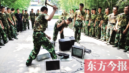 為了讓孩子表達(dá)戒除網(wǎng)癮的決心，學(xué)校組織孩子親手砸毀電腦