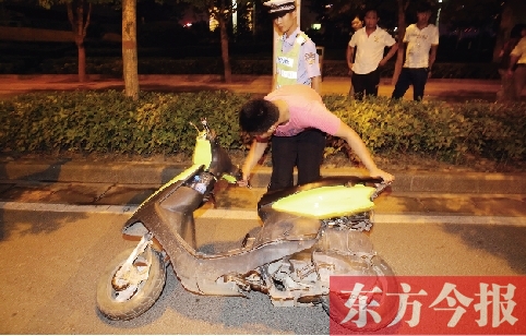7月9日夜，鄭東新區(qū)街頭，鄭州市交巡警六大隊民警查住一輛“炸街”摩托車