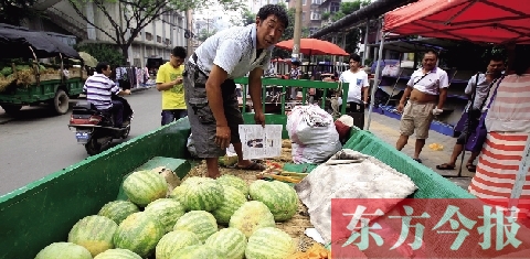 因?yàn)橐估锼?，?lái)鄭州賣(mài)瓜的開(kāi)封瓜農(nóng)姚老漢不但丟錢(qián)還丟瓜