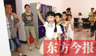 成長(zhǎng)訓(xùn)練營(yíng)面試在東方今報(bào)發(fā)行中心舉行。圖為面試現(xiàn)場(chǎng)