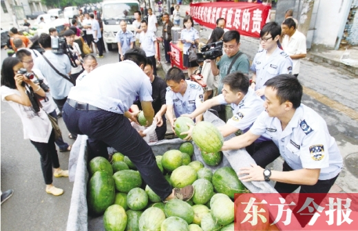 過(guò)秤開(kāi)始，鄭州管城區(qū)城市管理執(zhí)法局等五局委共買了96500斤西瓜
