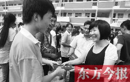 7月23日，晨鐘教育集團(tuán)黨委書記張玲為支教大學(xué)生頒發(fā)證書