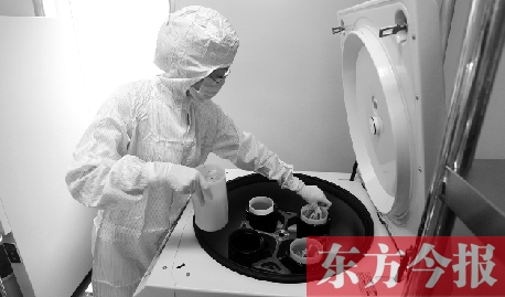 鄭州一專門儲存臍帶血的機(jī)構(gòu)，專業(yè)人員正在把臍帶血存放在儲藏箱里