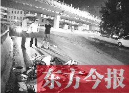 昨日凌晨3時(shí)，鄭州市區(qū)河醫(yī)立交橋下，交警在勘察現(xiàn)場(chǎng)