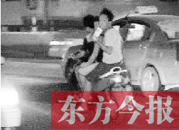 盡管剛剛發(fā)生摩托車車禍，現(xiàn)場(chǎng)很快又現(xiàn)載人摩托車疾馳