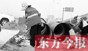 鄭州市鄭東新區(qū)，烈日下工作的環(huán)衛(wèi)工