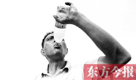 高溫天氣下，鄭州自來水搶險工人老趙經(jīng)常是喝水趕不上出汗