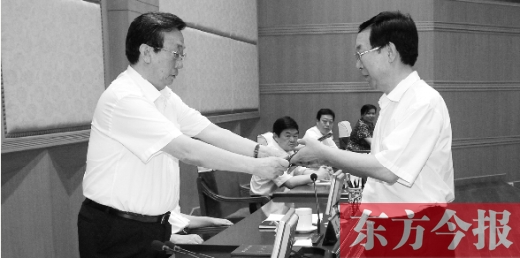 省人大常委會主任郭庚茂向有關(guān)被任命人員頒發(fā)了任命書。圖為新任省發(fā)改委主任孫廷喜在接受任命書