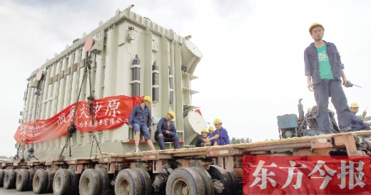 天降大雨，加大了行走的難度，工人們用支桿頂起沿途的電纜