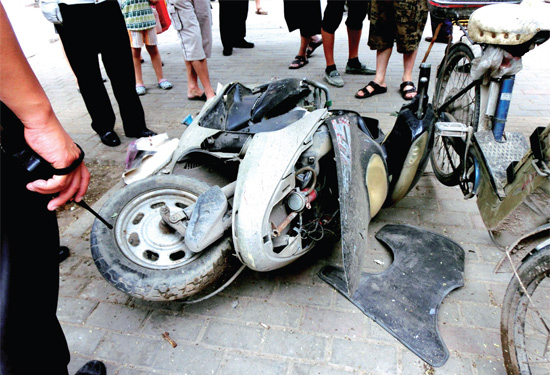 8月3日，棉紡路與六廠前街交叉口附近一輛水泥罐車突然爆胎，路邊一輛電動車被沖擊波震翻報廢