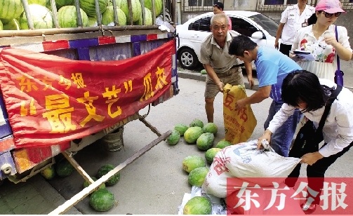 昨日，得知“最文藝瓜農(nóng)”祁老漢（左一）被困，市民紛紛購愛心瓜
