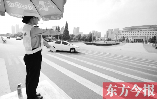 昨日，駐馬店市開源大道，女交警冒高溫指揮交通