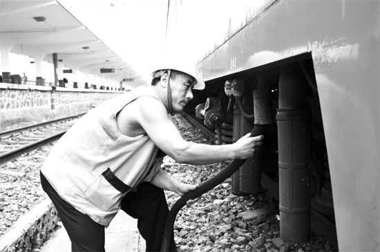 昨日，商丘火車站給水員在烈日下工作