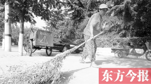 昨天下午4點(diǎn)，新鄭市溱水路，64歲的陳明花正在打掃衛(wèi)生，這一段曾是靳春波負(fù)責(zé)的路段