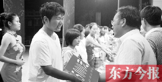 8月25日，河南電視臺8號演播廳，寒門學(xué)子每人拿到了5000元助學(xué)金