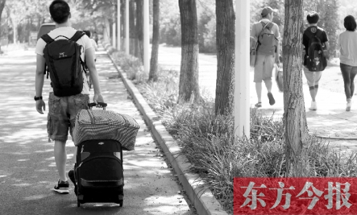 滿載著家人的希望，沿著學校的路標，鄭州大學新生入學了，一位新生自己帶著行李來報到