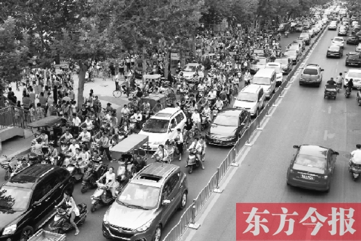 鄭州市城東路上，因?yàn)楦浇鼉伤W(xué)開學(xué)，造成交通大擁堵