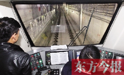 為了地鐵一號(hào)線在年底按期投入試運(yùn)營，大家正在緊張調(diào)試