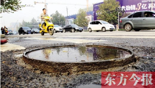鄭州市航海路與興華南街交叉口當(dāng)中，一處突出地面的窨井口隨時“伏擊”著粗心的路人
