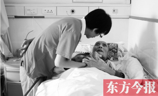 10月11日，鄭州愛馨養(yǎng)老集團(tuán)。護(hù)工對老人無微不至地關(guān)懷照顧