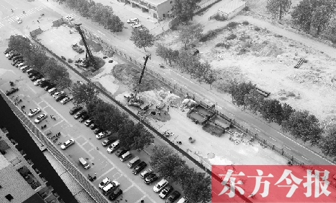 鄭州市隴?？焖俾方ㄔO(shè)已經(jīng)開工，昆侖路與華山路之間的道路已經(jīng)封閉