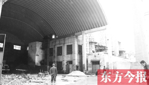 黃委會燃煤鍋爐房里幾臺機(jī)器正“整裝待發(fā)”，大煙囪拆除難