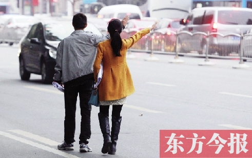 昨日下午5時(shí)30分，鄭州市花園路口公交站，一對(duì)青年正焦急等車(chē)