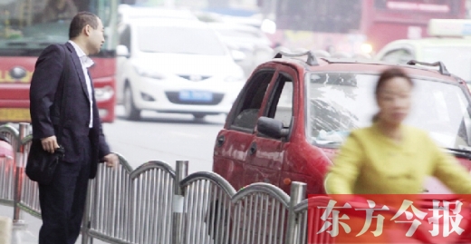 昨日下午5點(diǎn)40分，一男子久久未等到出租車(chē)，一輛“黑三輪”車(chē)主便和他搭訕