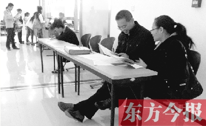 　　10月16日，鄭州市社保中心辦事大廳，新增的桌椅方便了前來辦理手續(xù)的市民