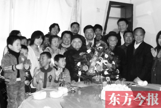 謝云峰、謝韓氏夫婦在生日宴會(huì)上與家人合影　該圖由其家人提供