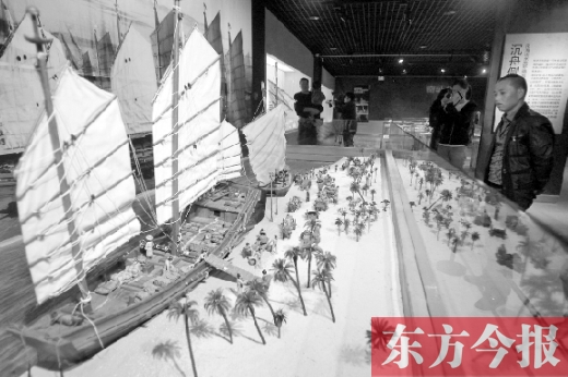 10月19日，大海的方向——西沙華光礁一號(hào)沉船寶藏展在省博物院舉行。圖為一位市民在觀看當(dāng)時(shí)（宋朝）工