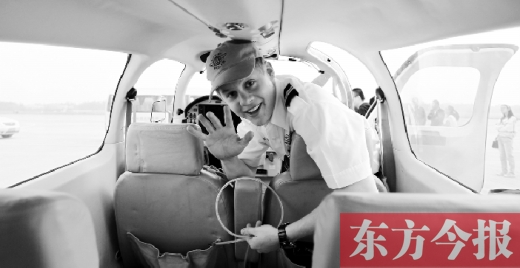 “歡呼”降落鄭州國際機(jī)場，杰克透過舷窗向人們打招呼