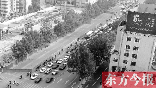 圍擋設置首日，人們騎車緩慢通行