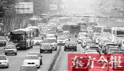 昨日下午4點，在花園路與黃河路口附近，車堵成了“一鍋粥”