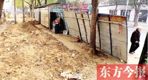 鄭州市紅專路與政七街交叉口，一工地“圍而不動”，步行者只好擇路而行