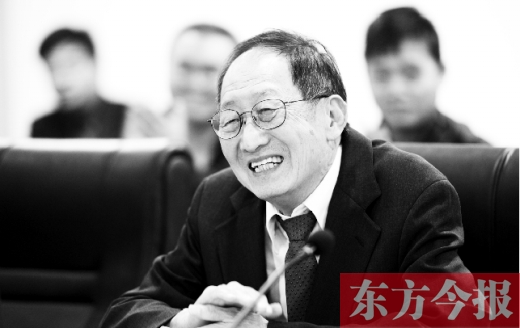 10月24日，美籍華人、諾貝爾物理學(xué)獎(jiǎng)獲得者崔琦先生來(lái)鄭訪問(wèn)