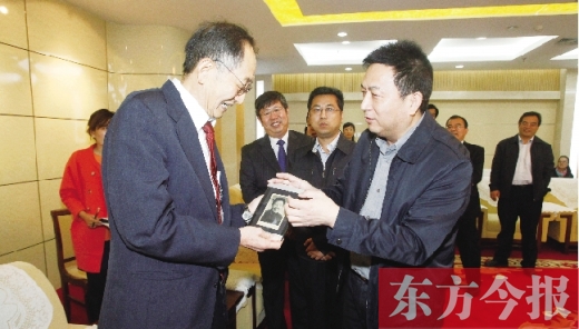 東方今報社社長趙國平（右）向崔琦先生（左）轉(zhuǎn)贈一份特殊的禮物，這份禮物東方今報記者珍藏了15年