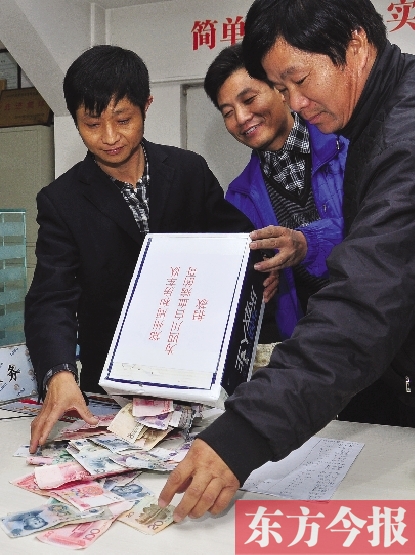11月2日，鄭州眾多出租車司機(jī)為成都身患重病的的哥鄺德生募捐