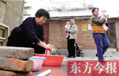 停水期間，一個水龍頭，12戶居民交替使用