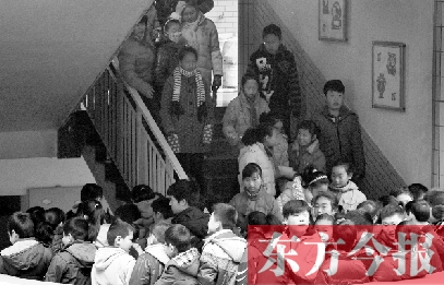 某小學(xué)的學(xué)生走下樓梯放學(xué)。2013年年底前，河南省將掛牌督導(dǎo)覆蓋所有中小學(xué)校。