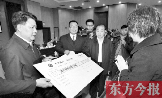 11月5日，省高院院長張立勇（左三）與最高法院執(zhí)行局局長劉貴祥（左一）一起將執(zhí)行款發(fā)放到當(dāng)事人手中
