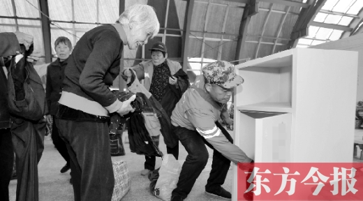 11月5日，孫德坤把棉衣送到今報的一處“愛有所衣”站點(diǎn)