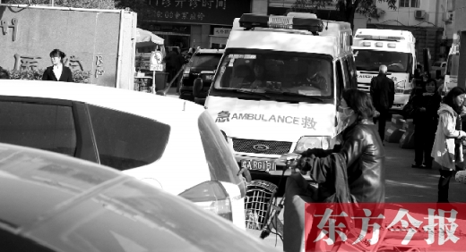 馬路上的機(jī)動車越來越多，臨著大路鄭州市第一人民醫(yī)院門口，出急診的救護(hù)車常常遭遇堵車