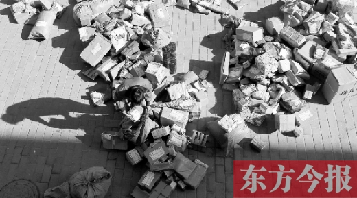 “雙十一”后，快遞員忙著送包裹，連水也不敢喝