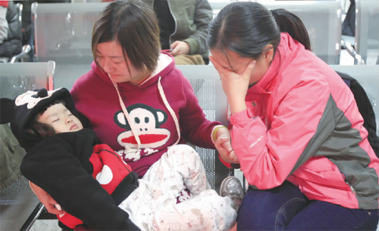 昨日，9時35分，堅守在手術(shù)室外的嘟嘟在媽媽懷里睡著了，因被眼前的真情觸動，今報記者趙丹流下了眼淚