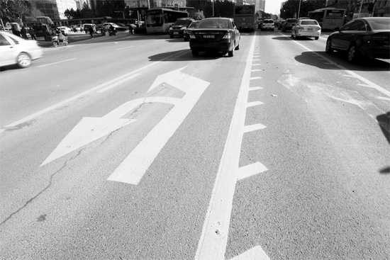 昨日，鄭州市金水路未來路口的“魚刺”車道，好多司機(jī)不知道咋走