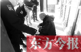 昨日，鄭州市管城區(qū)執(zhí)法局對(duì)轄區(qū)一只狗狗檢查是否辦過(guò)證 東方今報(bào)首席記者 劉棟杰 攝