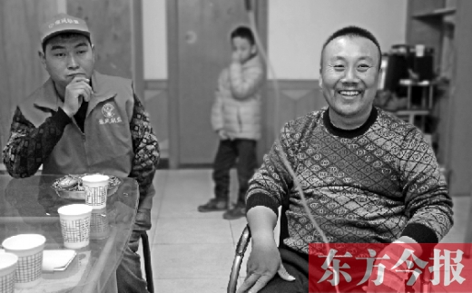 12月2日，“豫殘聯(lián)盟”辦公室里，袁海軍打著點滴與殘疾人朋友們探討著接下來的公益事業(yè)