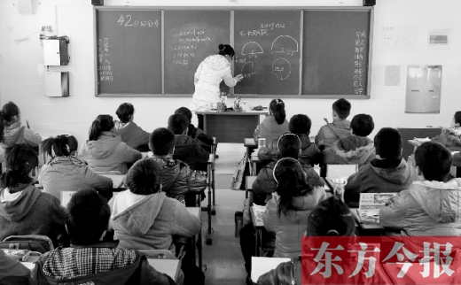 一位老師在給學(xué)生們上課。近日，教育部發(fā)布規(guī)定，再次強(qiáng)調(diào)“師德紅線”